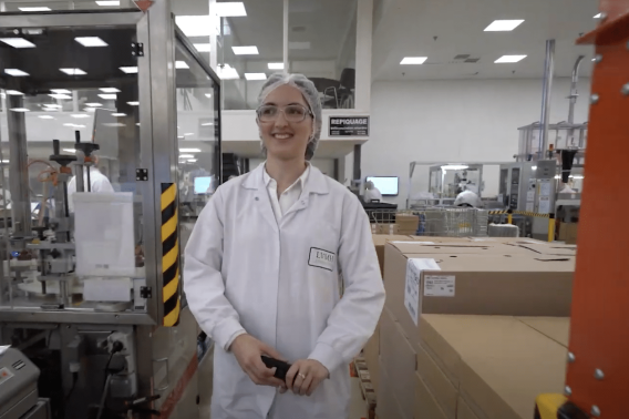 Une responsable de production se promène dans les usines LVMH