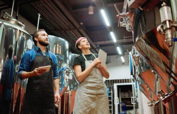 Deux employés effectuent un tour en usine
