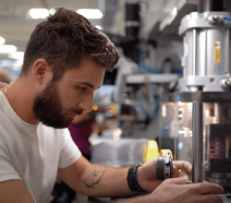Un opérateur utilise une machine sur une ligne de production