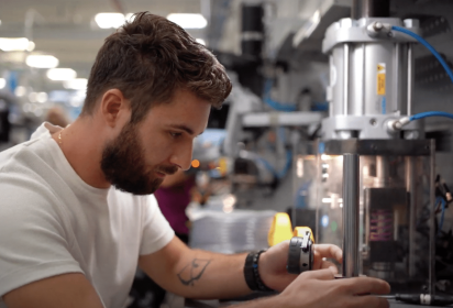 Un opérateur utilise une machine sur une ligne de production