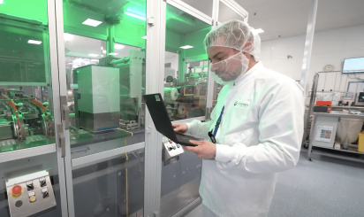 Un responsable excellence opérationnelle effectue un tour de terrain dans l'usine d'Aspen Pharma