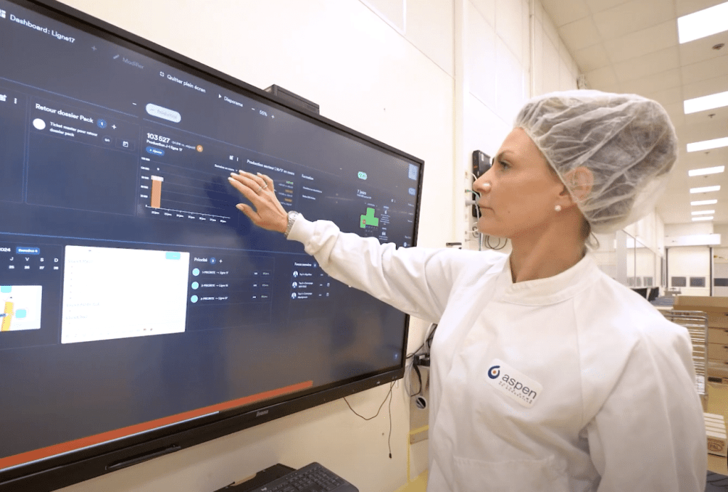 Une opératrice en production utilise fabriq, l'outil de management de la performance, chez Aspen Pharma