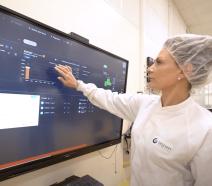 Une opératrice en production utilise fabriq, l'outil de management de la performance, chez Aspen Pharma
