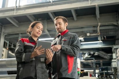 Deux employés d'usine réalisent un diagnostic lean