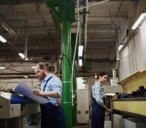 Deux ouvriers sur leur environnement de travail en usine, la méthode 5S