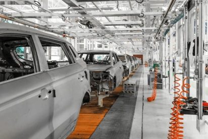 Une ligne de production de voiture en usine