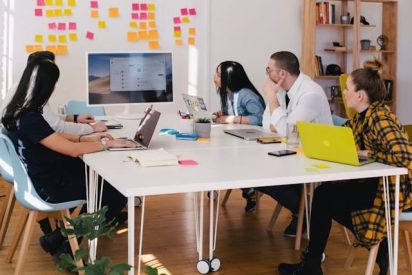 Des employés collaborant dans une Obeya Room en usine