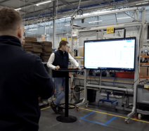 Un responsable UAP réalise une analyse des causes racines avec son équipe en usine