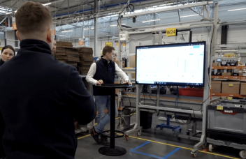 Un responsable UAP réalise une analyse des causes racines avec son équipe en usine