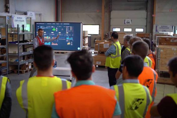 Réunion de performance en usine