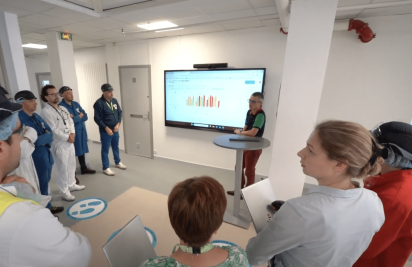 Des équipes de production font du management visuel en usine