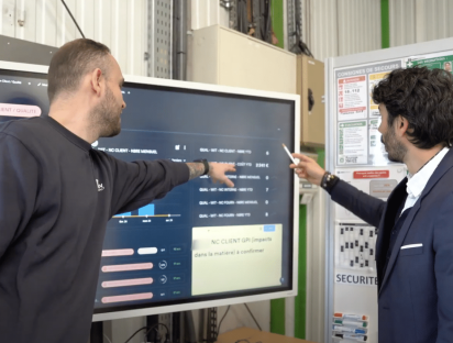 Deux managers font du pilotage opérationnel de la performance dans une usine