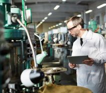 Un responsable réalise une démarche qualité en industrie