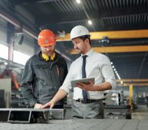 Directeur industriel qui essaie de manager le changement