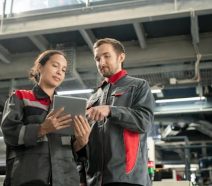 Illustration du leadership transformationnel dans l’industrie 4.0 : un manager mobilisant ses équipes autour de la digitalisation et de la performance industrielle.