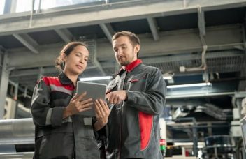 Illustration du leadership transformationnel dans l’industrie 4.0 : un manager mobilisant ses équipes autour de la digitalisation et de la performance industrielle.