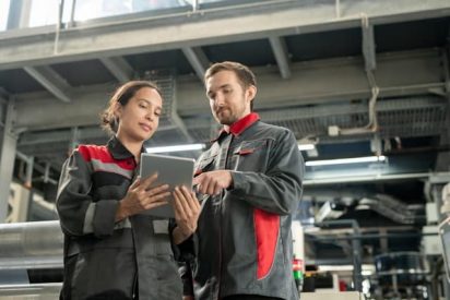 Illustration du leadership transformationnel dans l’industrie 4.0 : un manager mobilisant ses équipes autour de la digitalisation et de la performance industrielle.