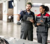connected frontline workers on the manufacturing shop floor collaborating on digital tools.