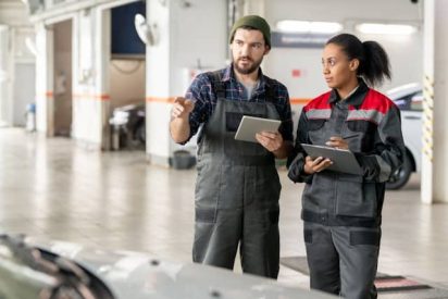 connected frontline workers on the manufacturing shop floor collaborating on digital tools.