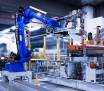 Automated shop floor using smart manufacturing technology with connected machines and real-time production monitoring.