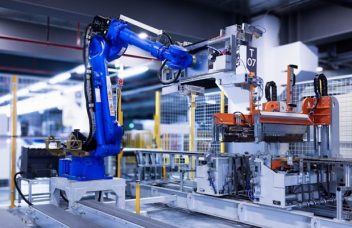 Automated shop floor using smart manufacturing technology with connected machines and real-time production monitoring.