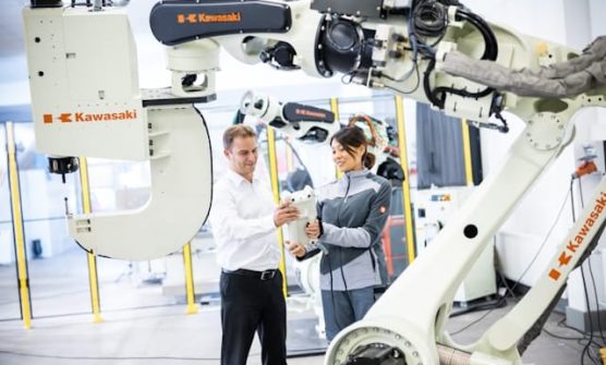 Deux personnes en usine parlent de la méthode CAPA