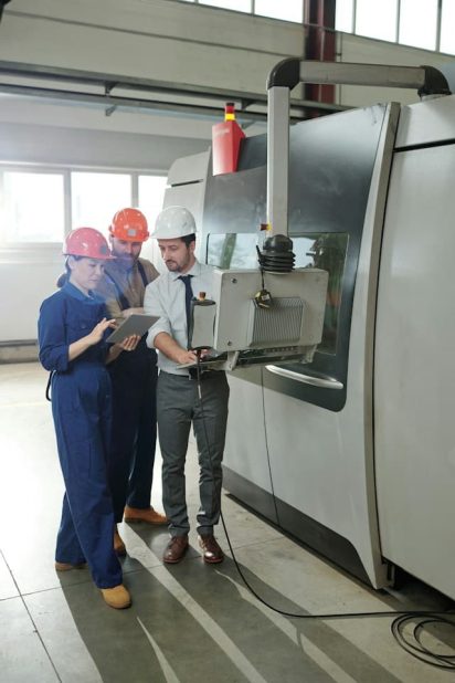 Frontline shopfloor employees connected to machines, data and strategy thanks to a connected worker ROI strategy