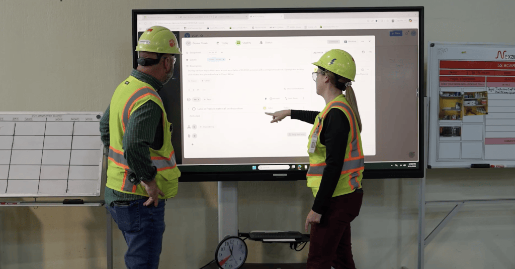 head of quality with employee using their top ranked shop floor management software.